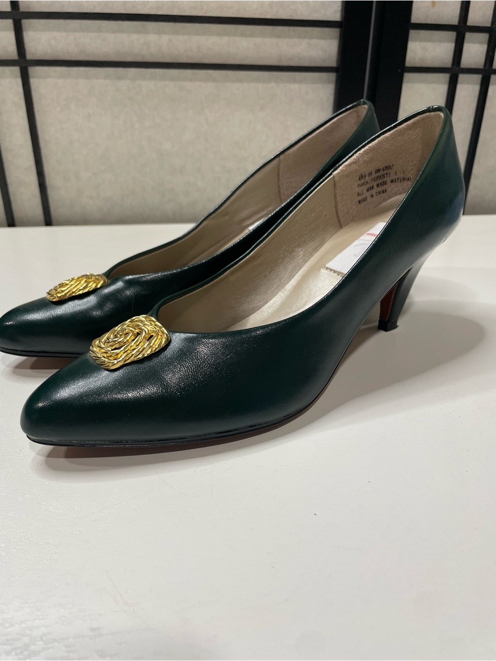 VTG!! Rialto Dark Green Leather Kitten Heel Pumps with Gold Medallion Size 8.5B